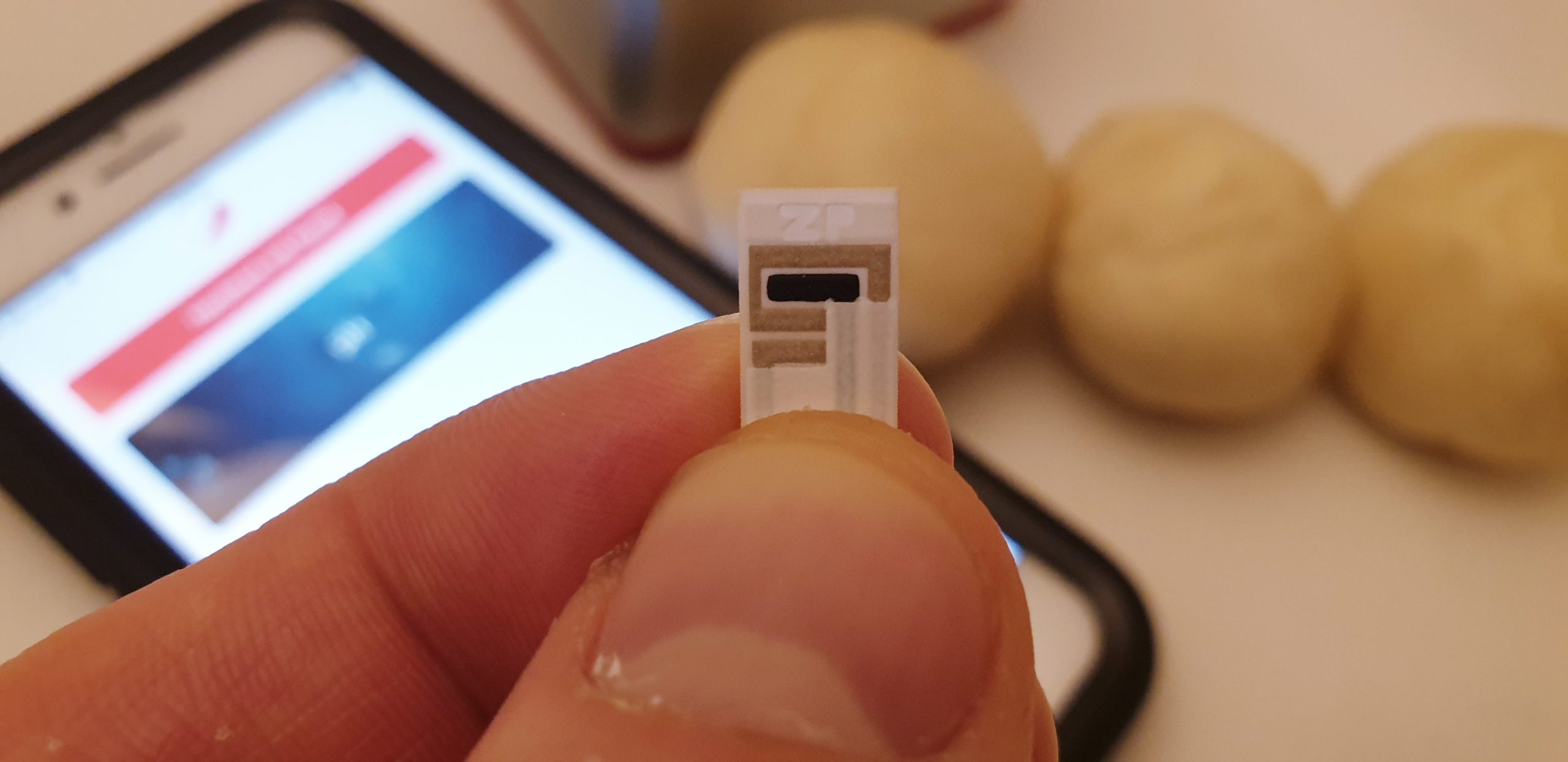 World's smallest entirely solid state pH sensor